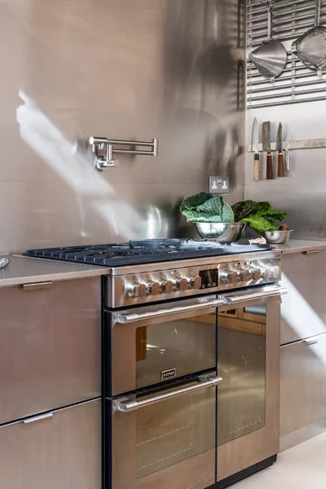 Drewniane meble do kuchni Wnętrze kuchni urządzonej drewnianymi meblami