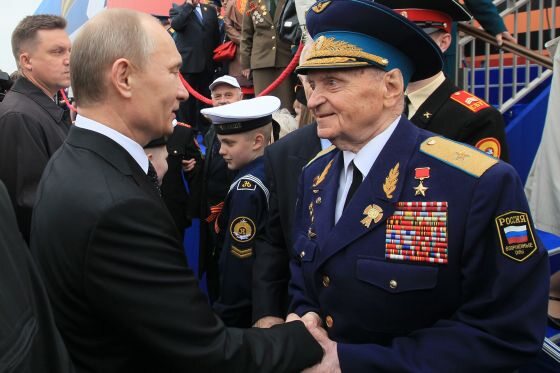 Władimir Putin z jednym z weteranów II wojny światowej (fot. EPA/SERGEI CHIRIKOV/PAP)
