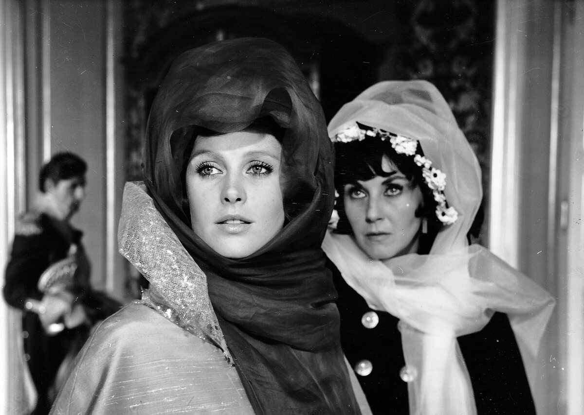 Kadr z filmu „Marysia i Napoleon” Kadr z filmu Leonarda Buczkowskiego z 1966 roku. Na zdjęciu: Beata Tyszkiewicz i Ewa Berger-Jankowska.