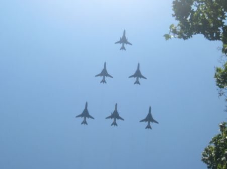 Sześć samolotów Su-22 w formacji grot (fot.Marcin Lis)