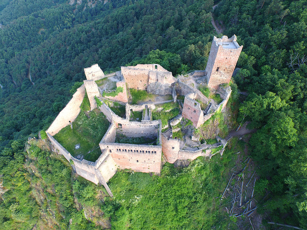 Chateau de Saint-Ulrich, Francja To jedna z trzech fortrec strzegących francuskiego miasta Ribeauvillé. Została opuszczona w XVI wieku podczas wojny trzydziestoletniej. Zamek wzniesiono na wysokości 528 metrów nad poziomem morza.