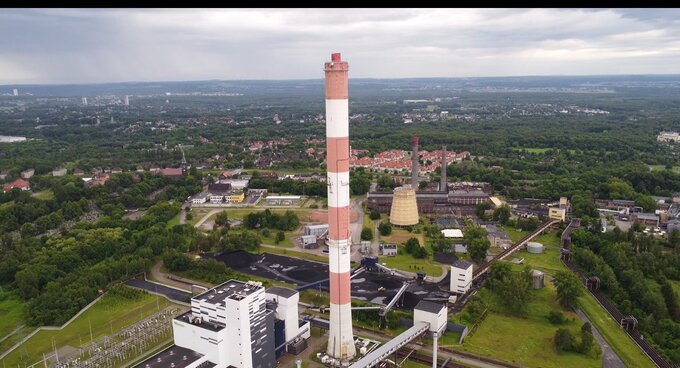 Podczas zwiedzania uczestnicy poznali drogę paliwa do kotła – od momentu rozładunku, przez instalację podajników, aż po kocioł fluidalny