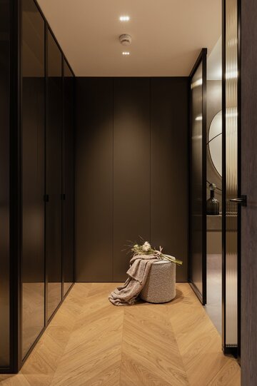 Apartament na warszawskim Mokotowie zaprojektowany przez VIA NOVA – przykład soft architecture, w której technologia KNX, stonowana paleta taupe i konsekwencja materiałowa budują ponadczasowy klimat 