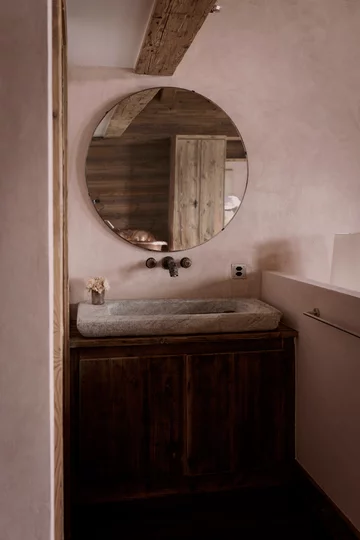 Urządzili luksusowy dom w hotelu z 1936. Projekt: Marianne Tiegen Interiors 