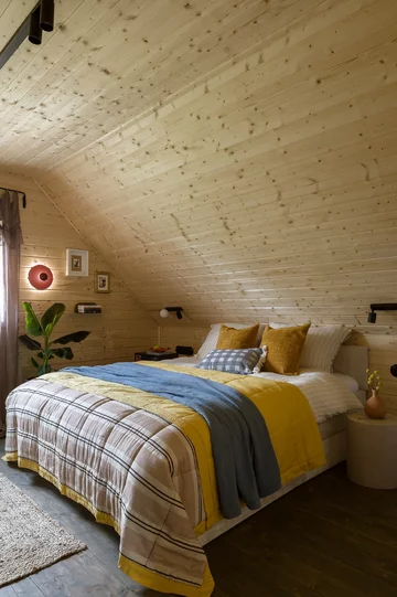 Współczesny dom na Kaszubach zaprojektowany przez Patrycję Majewicz – naturalne materiały, drewno i lokalne inspiracje tworzą spokojne, funkcjonalne wnętrze zakorzenione w krajobrazie 