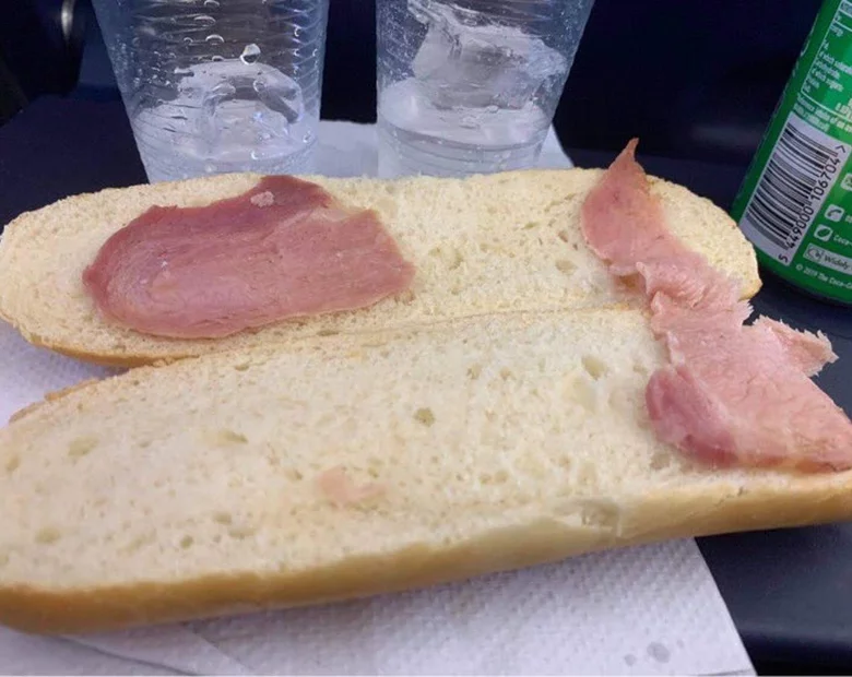 Miniatura: Kanapka zaserwowana w samolocie hitem...