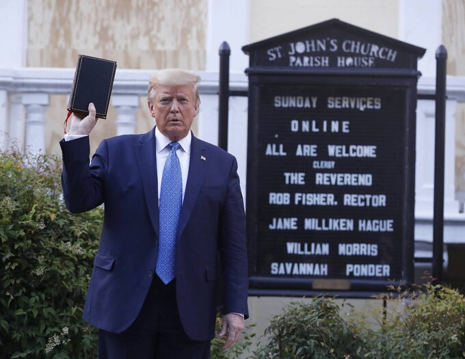 Donald Trump pozuje z Biblią