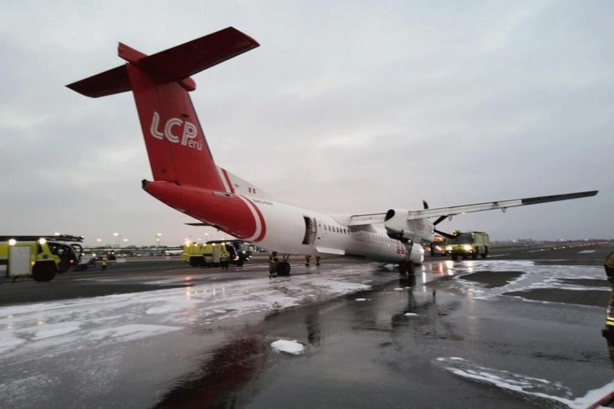 Bombardier DHC-8-400 na płycie portu lotniczego Lima-Jorge Chávez 