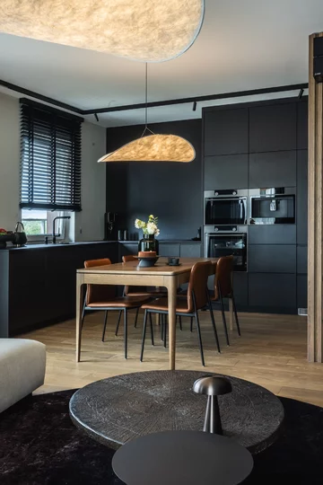Projekt pracowni masz.design pokazuje, że ciemna kolorystyka, naturalne drewno i światło mogą stworzyć wnętrze pełne spokoju, elegancji i ponadczasowego charakteru 