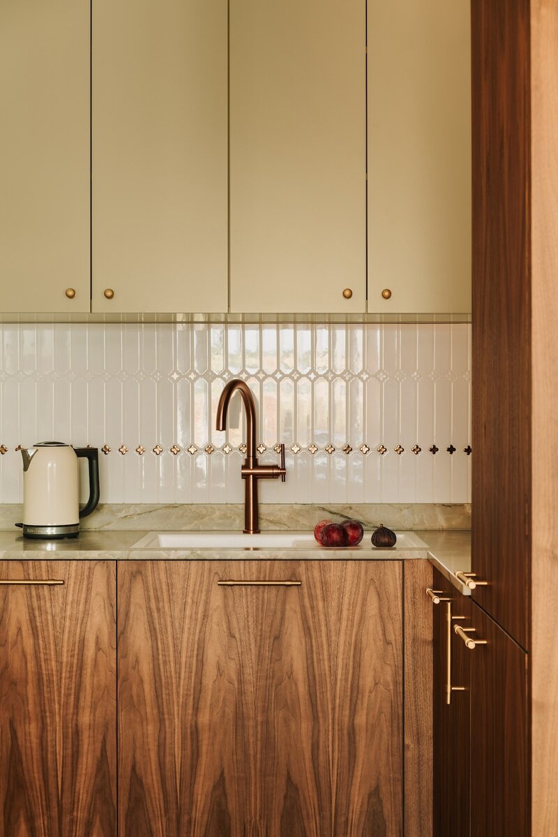 Ciepłe drewno, jasny kamień i&nbsp;szczotkowane złoto &ndash; ta&nbsp;strefa zlewu idealnie pokazuje, dlaczego w&nbsp;2026 roku kuchnie odchodzą od&nbsp;chłodnej sterylności na&nbsp;rzecz szlachetnej, domowej elegancji