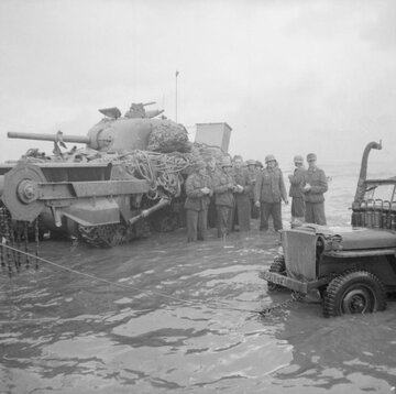 Sherman Crab przystosowany do&nbsp;brodzenia (fot. J. Mapham, ze&nbsp;zbior&oacute;w Imperial War Museum)