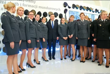 Andrzej Duda z przedstawicielkami służb 
