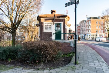 Oryginalne pokoje hotelowe w&nbsp;domkach strażnik&oacute;w kanał&oacute;w w&nbsp;Amsterdamie