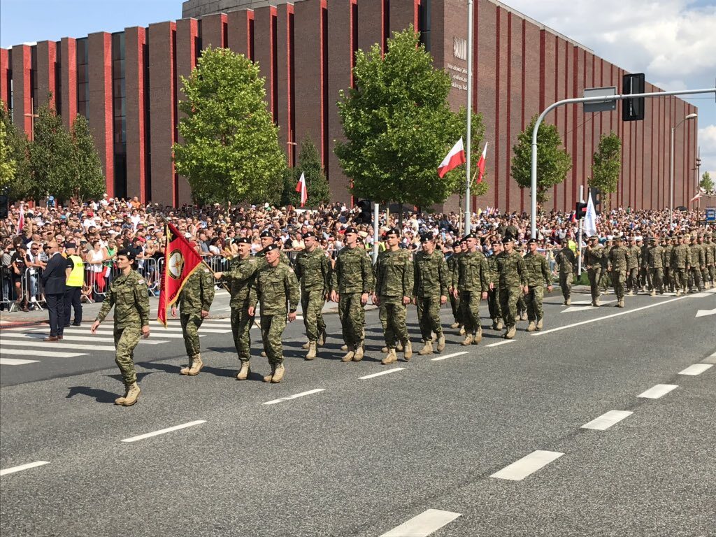 Ramię w ramię z żołnierzami Wojska Polskiego defilują żołnierze wojsk sojuszniczych, którzy na co dzień stacjonują w Polsce 