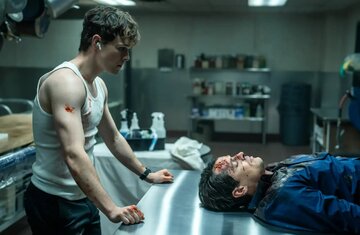 Kadr z&nbsp;serialu &bdquo;Dexter: Zmartwychwstanie&rdquo;