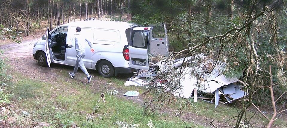 Wyrzucali śmieci do lasu. Zostali nagrani 