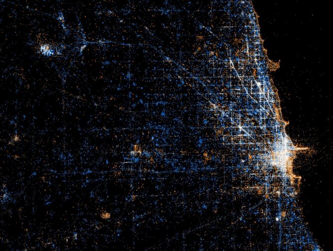 Chicago - w przybliżeniu widać, gdzie w ciągu dnia są mieszkańcy miasta, a gdzie turyści. Niebieskie kropki to tweety, kropki pomarańczowe to zdjęcia (wrzucone na flickr.com), a białe to i to, i to. Turyści robią zdjęcia, podczas gdy lokalsi tweetują