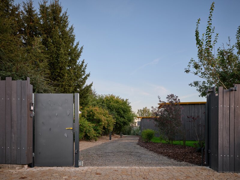 Bee House &ndash; transformacja dawnego wysypiska w&nbsp;precyzyjnie zaprojektowane siedlisko, projekt Petr Nov&aacute;k
