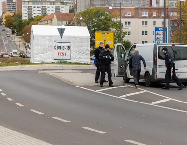 Miniatura: Sąsiedzi reagują na zakażenia w Polsce....