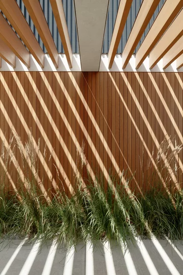 Inside Out Villa, dom jednorodzinny autorstwa pracowni MOKAA – dom, który otwiera się na ogród i redefiniuje współczesny komfort życia 