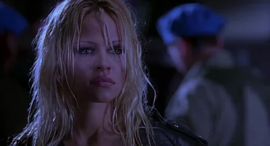 Pamela Anderson w filmie „Żyleta” (1996)