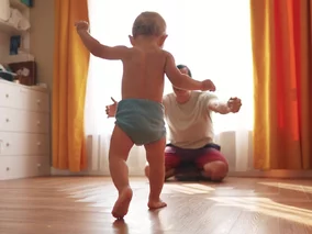 Miniatura: Coraz więcej ojców bierze urlop...