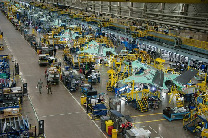 Montaż samolotów F-35 Lightning II w fabryce Lockheed Martin.