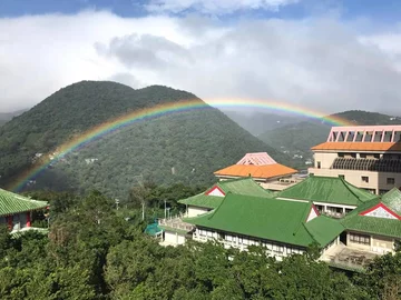 Tęcza nad budynkami kampusu uniwersyteckiego w Tajpej 