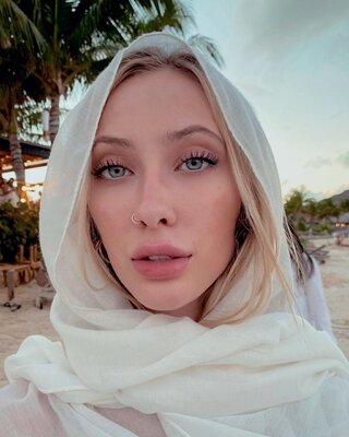 Miniatura: Modelka Kaylen Ward, która wysyła...