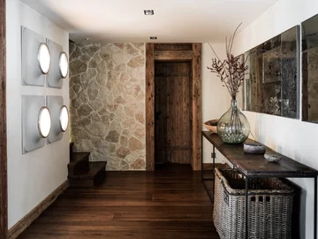 Urządzili luksusowy dom w hotelu z 1936. Projekt: Marianne Tiegen Interiors 
