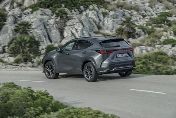 Nowy Lexus NX 450h+ 