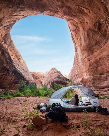 Przezroczysty namiot wpisujący się w trend „transparent camping” 