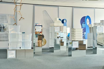 Dobrze zorganizowana przestrzeń może być jednocześnie uporządkowana, funkcjonalna i pełna przedmiotów, które nadają wnętrzu indywidualny charakter. IKEA pokazuje, jak znaleźć w domu miejsce zarówno na codzienne potrzeby, jak i rzeczy, które są ważne 