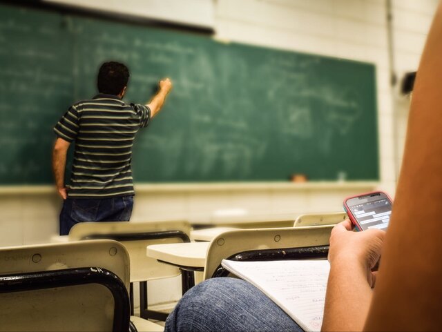 „Posłowie mają 8 tys. zł brutto pensji podstawowej, więc jeśli nauczyciel dyplomowany ma z kawałkiem 5 tys. zł brutto, to jest nieduża różnica między posłem a nauczycielem”. Kto wypowiedział te słowa, a później za nie przeprosił?