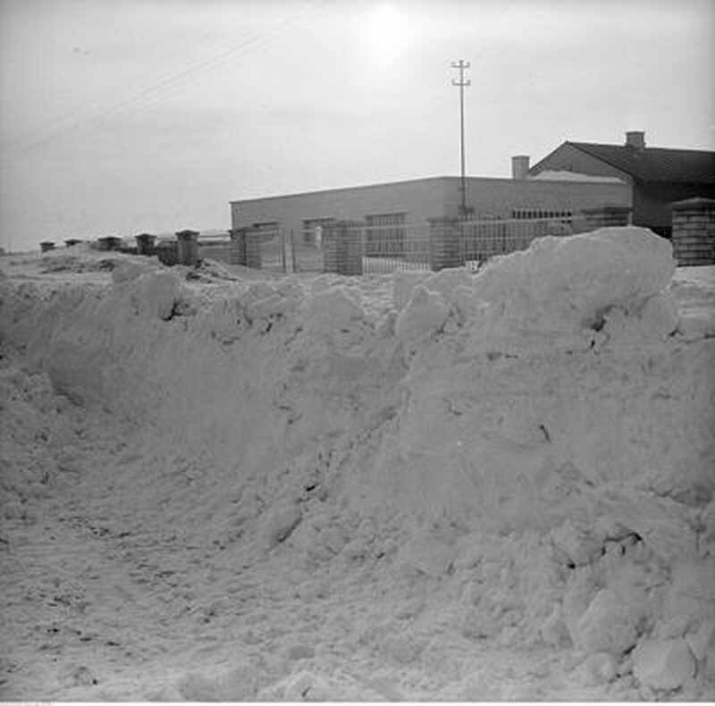 Hałdy śniegu przed zabudowaniami 