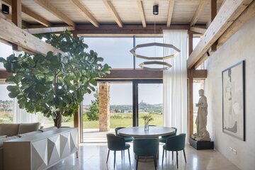 Drewniana pergola, trawertyn i&nbsp;gliniane tynki tworzą architekturę podporządkowaną światłu, widokom i&nbsp;codziennemu życiu, projekt 	Sebastian Nagy
