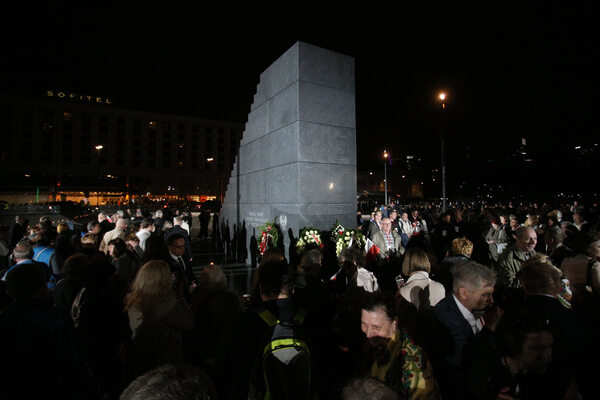 Miniatura: Pomnik Ofiar Katastrofy Smoleńskiej 10...