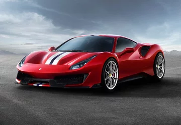 Ferrari 488 Pista Za fotelami kierowcy i pasażera mieści się silnik 3,9 o mocy 720 KM z turbodoładowaniem. To najmocniejsze V8 jakie kiedykolwiek zainstalowano w samochodzie z Maranello. Ma o 50 KM więcej niż model 488 GTB. 488 Pista rozpędza się do setki w czasie 2,85 s. 200 km/h osiąga po 7,6 s. Prędkość maksymalna to 340 km/h.
