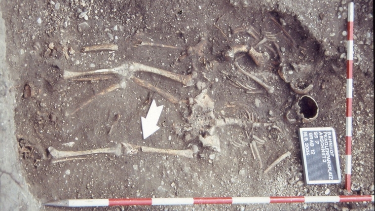 Obejmujące się szkielety nie były kochankami. Nowoczesne badania zweryfikowały błędne tezy