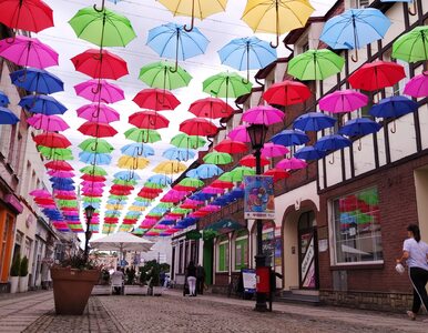 Miniatura: Kolorowa ulica parasolek w polskim...