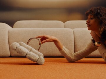 Sofa WOLKE z kolekcji Westwing Collection – rzeźbiarska forma inspirowana kształtem chmury, która definiuje przestrzeń nowoczesnego salonu 