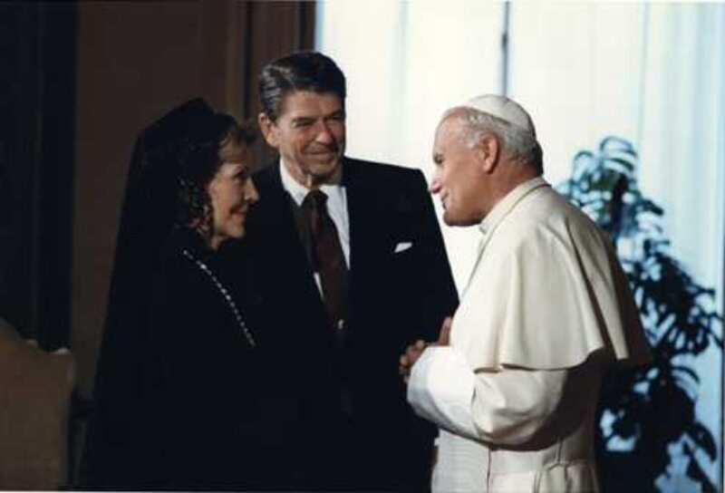 Jan Paweł II na spotkaniu z Ronaldem Reaganem i jego żoną w Watykanie w 1982 r. 