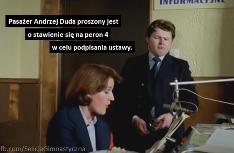 Mem po podpisaniu ustawy przez prezydenta Andrzeja Dudę na peronie kolejowym 