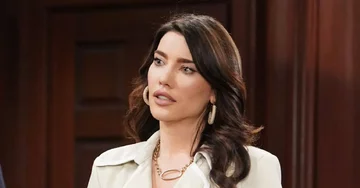 Jacqueline MacInnes Wood (z prawej strony na zdjęciu) jako Steffy Forrester w serialu „Moda na sukces” Steffy Forrester to córka Taylor Hayes i Ridge'a Forrestera.