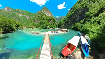 Rzeka Shala przyciąga turystów do: