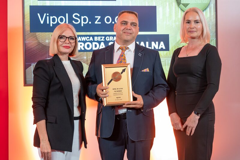 Vadim (pośrodku) i Natalia  (z prawej) Kravchenko oraz wręczająca nagrodę Marzena Zielińska, prezes Capital Point