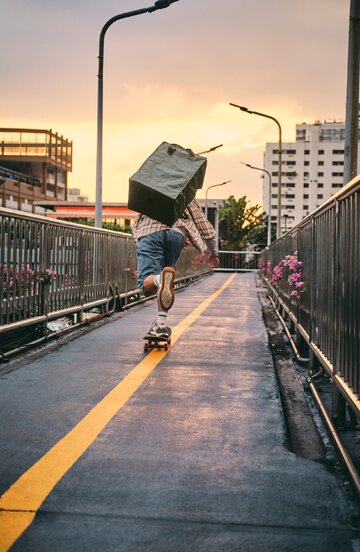 Nowa kolekcja IKEA KOMPISHÄNG powstała z myślą o niewielkich i wynajmowanych mieszkaniach. Meble mają być łatwe do przenoszenia i zmieniać funkcję wraz z potrzebami użytkownika 