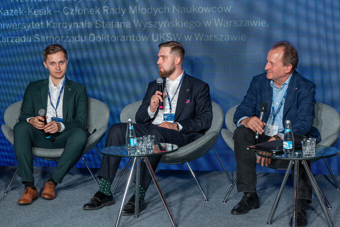 od lewej: Prof. dr hab. Mateusz Hołda, Uniwersytet Jagielloński, Lek. Mateusz Grochowski, Przewodniczący Parlamentu Studentów RP, Prof. dr hab. Włodzimierz Bernacki, Sekretarz Stanu w Ministerstwie Edukacji i Nauki