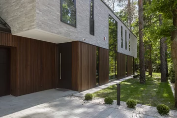 Dom Przenikający autorstwa Exterio Architektura to przykład nowoczesnej architektury, w której światło, natura i starannie zaprojektowana przestrzeń tworzą harmonijną całość 