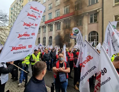 Miniatura: Petardy, transparenty i słowa o grzebaniu...